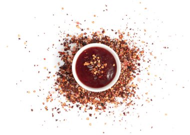 Kırmızı biberli reçel, çilekli reçelli marmelatlı reçel, baharatlı meyve jölesi meyveli konfeksiyon lekesi, sarı kırmızı şurup lekesi, sos damlası, beyaz arka plana dökülen reçel.