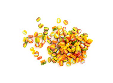 Yuvarlak şeker yığınları izole edildi. Küçük çiğneyen renkli jelibonlar, marmelat kesikleri, haplar, jelibon yığını, beyaz arka planda jelatin şekerler yığını