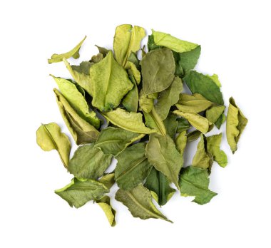 Tayland kireç kuru yaprakları izole edilmiş, kireç, kireç veya histriks yaprak yığını, kaffir limon kuru lahanası, Güneydoğu Asya baharatları, beyaz arka planda Tom yer elması çorbası malzemesi.