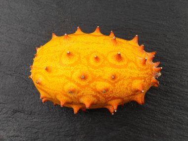 Siyah tabakta kiwano, jöle kavunu, salatalık metuliferus olgun meyve, portakal boynuzlu kavun, afrika boynuzlu salatalık, dikenli kavun kapağı