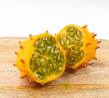 Tahta üzerinde kiwano, jöle kavunu, salatalık olgun meyve, portakal boynuzlu kavun, afrika boynuzlu salatalık, dikenli kavun kapağı