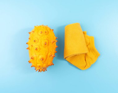 Mavi üzerine kiwano, jöle kavunu, salatalık metuliferus olgun meyve, portakal boynuzlu kavun, afrika boynuzlu salatalık, dikenli kavun kapağı