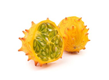 Kiwano dilimleri yalıtılmış, jöleli kavun parçaları, salatalık metuliferus olgun meyve, portakal boynuzlu kavun, afrika boynuzlu salatalık, beyaz arka planda çivili kavun.