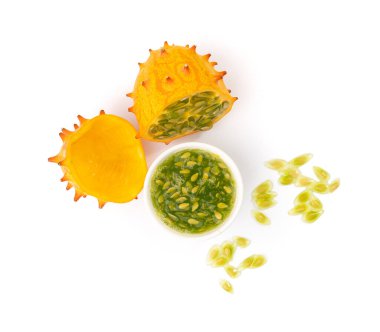 Kiwano tohumları izole, jöle kavunu, salatalık metuliferus olgun meyve, portakal boynuzlu kavun, afrika boynuzlu salatalık, beyaz arka planda çivili kavun yakın plan