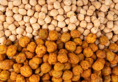 Kızarmış nohut dokusu, leblebi deseni, baharatlı kızarmış chana bayrağı, bir sürü çıtır bezelye makarnası modeli, geleneksel doğu baharatlı çerez üst görünümü.