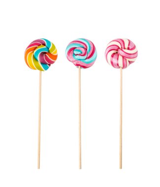 Renkli lolipop, çubukta sarmal şeker, renkli çizgili lolipop, yuvarlak meyveli karamel, çok renkli şekerleme, beyaz arka planda daire şeklinde lolipop, metin için kopyalama alanı