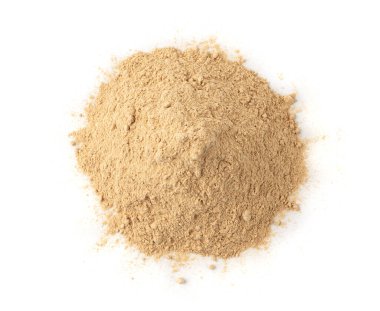 Maca tozu, kuru Peru ginsengi tozu, toprak ayak willku süper yiyeceği, organik maca kökü unu beyaz arka planda, üst manzara