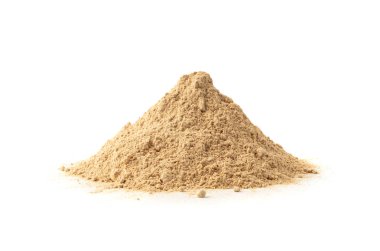 Maca tozu, kuru Peru ginsengi tozu, toprak ayak willku süper yiyeceği, organik maca kökü unu beyaz arka planda, üst manzara