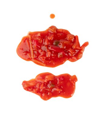 Sebzeli domates sosu, yalıtılmış kırmızı tatlı ve ekşi makarna marinara sosu, ananas, soğan, havuç, dolmalık biber, bambu filizleri ve beyaz arka planda otlar.