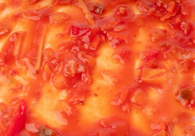 Sebze soslu domates sosu, kırmızı tatlı ve ekşi makarna marinara sosu, ananas, soğan, havuç, dolma biber, bambu filizleri ve bitkilerle Meksika sosu.