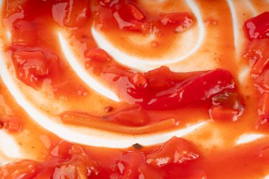 Sebze soslu domates sosu, kırmızı tatlı ve ekşi makarna marinara sosu, ananas, soğan, havuç, dolma biber, bambu filizleri ve bitkilerle Meksika sosu.