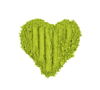 Kibrit tozu kalp izole, yeşil çay tozu yığını, spirulina unu, toz klorella, beyaz arka planda kuru kibrit özü.