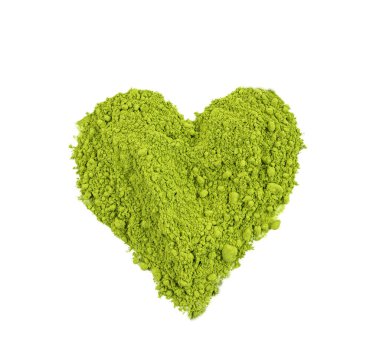Kibrit tozu kalp izole, yeşil çay tozu yığını, spirulina unu, toz klorella, beyaz arka planda kuru kibrit özü.