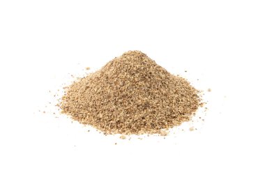 Süt devedikeni tozu izole, ezilmiş silybum marianum taneleri, öğütülmüş kutsal süt devedikeni beyaz arka planda, bitkisel ilaç bileşeni