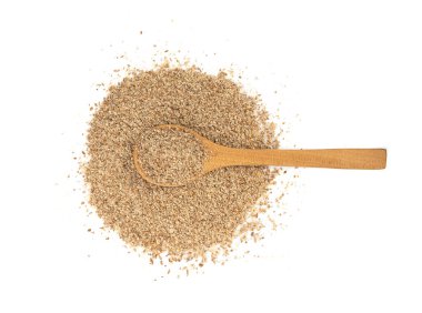 Süt devedikeni tozu izole edilmiş, silybum maranum tanecikleri kaşıkta öğütülmüş kutsal süt devedikeni beyaz arka planda, bitki ilacı içeriği üst görünümde.