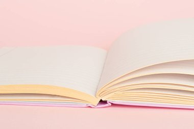 Metin, Moleskin Şablonu, Boş Düzenleyici, Yeni Günlük, Not Defteri Üst Görünümü ile Ofis Masasında Kopya Alanı