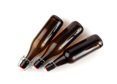 Eski bira şişesi, kahverengi cam şarap şişesi izole edilmiş, beyaz arka planda test edilmiş kaliteli bir geleneksel içki sembolü.