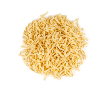 Passatelli spatzle makarna yığını izole, çiğ spatzle noodle, ev yapımı Alman makarnası, beyaz arka planda sahanda sahanda yumurtalı makarna.