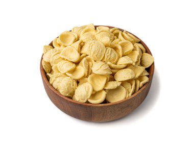 Bowl 'da çiğ Orecchiette Makarna, Ev Yapımı Kuru Makarna, İtalyan Recchietedde, Çiğ Erişte, Beyaz Arkaplan' da Orecchiette Makarna