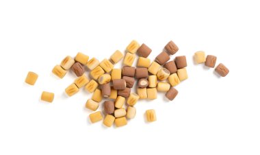 Dolu köpek bisküvileri, izole krakerler, yumuşak gevrek evcil hayvan ziyafetleri, aromalı küçük köpek bisküvileri, doldurulmuş bisküviler, beyaz arka planda köpek maması eğitimi.