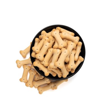 Siyah kasedeki köpek bisküvileri izole edilmiş, yumuşak çıtır evcil hayvanlar, aromalı küçük köpek kurabiyeleri, kemik şekilli bisküviler, beyaz arka planda köpek maması eğitimi.