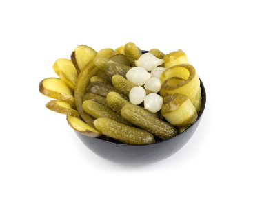 Siyah kasede izole edilmiş salatalık turşusu. salamura yiyecek, salamura sebze, turşu, salatalık turşusu beyaz arka plan manzaralı.