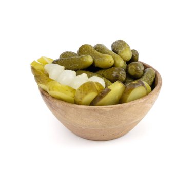 Tahta kasede izole edilmiş salatalık turşusu. salamura yiyecek, salamura sebze, turşu, salatalık turşusu beyaz arka planda.