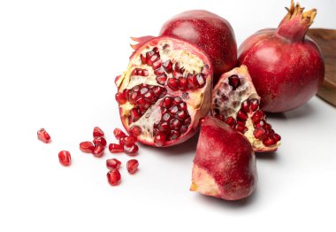 Nar yalıtılmış, Kırmızı Olgun Tüm Meyve Grubu, Grenadine İçindekiler Beyaz Arkaplanda Taze Tatlı Organik Narlar