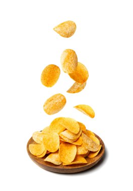 Patates cipsi izole olmuş. Çıtır çıtır patates çerezi, baharatlı fast food aperatifleri, beyaz arka planda kırmızı biber tozu.