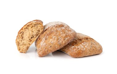 Kahverengi çavdar ekmeği soyutlanmış, kırık kare glüten bedava ekmek, beyaz arka planda tam tahıllı sağlıklı kahvaltı ekmeği.