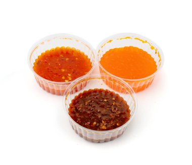 Nuoc Cham portakal sosu yalıtılmış, Red Asian Jelly Dip Smear, Acılı Biber Vietnam sosu Baharat ve Şeker ile, Tatlı Satay Chili sosu beyaz arka planda