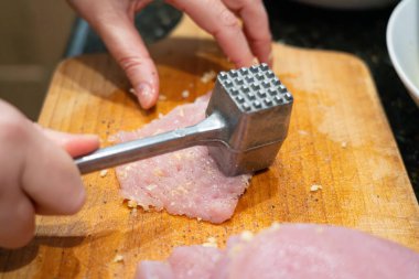 Eti yumuşat, döv, fileto yap, hindi göğsü pişir, ev yapımı şnitzel iç.