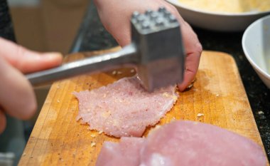 Eti yumuşat, döv, fileto yap, hindi göğsü pişir, ev yapımı şnitzel iç.