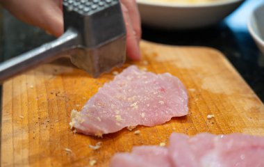 Eti yumuşat, döv, fileto yap, hindi göğsü pişir, ev yapımı şnitzel iç.