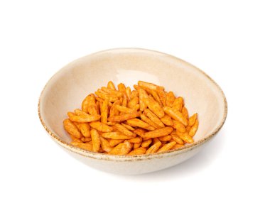 Senbei izole edilmiş, kaki no tane pirinç krakeri, Japon çıtır çerezi, sembei, okaki, Asya usulü pişmiş şeker, beyaz arka planda çıtır çıtır atıştırmalık yığını.