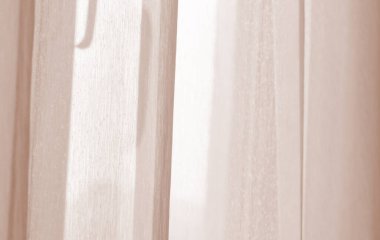 Perdedeki güneş ışığı, bulanık gölgeli tül arkaplan, katıksız perdeler, yumuşak sabah güneşli ipek peçe kumaşı, metin için metin alanı olan açık pencere kumaşı arkaplan