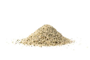 Kabuklu kenevir tohumları izole, soyulmuş kenevir taneleri kabuksuz marihuana çekirdekleri, beyaz arka plan görünümlü yağ proteini kenevir tohumları yığını