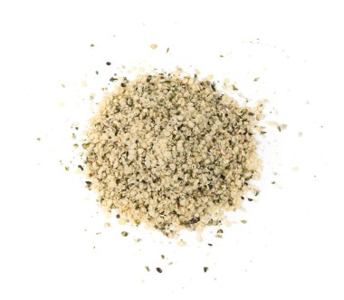 Kabuklu kenevir tohumları izole, soyulmuş kenevir taneleri kabuksuz marihuana çekirdekleri, beyaz arka plan görünümlü yağ protein keneviri tohumları yığını