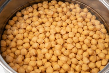 Sırılsıklam bezelye desenli arka plan, su kenarında civciv bezelyesi, şişmiş ıslak Cicer arietinum meyveleri, makro ham Bengal gram bakla hazırlama, garbanzo fasulyesi deseni, Mısır bezelye tohumu