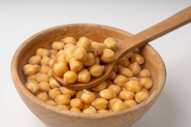 Sırılsıklam bezelye desenli arka plan, su kenarında civciv bezelyesi, şişmiş ıslak Cicer arietinum meyveleri, makro ham Bengal gram bakla hazırlama, garbanzo fasulyesi deseni, Mısır bezelye tohumu