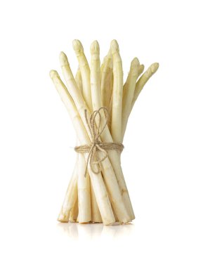 Beyaz kuşkonmaz, çiğ bahçe sebzeleri, taze yenebilir kuşkonmaz filizleri beyaz arka planda.