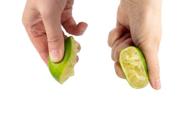 Sıkıştırılmış kireç, yarım yeşil limon sıkma, beyaz arka planda sıkılmış limon suyu, yanmış sembol, Küba Libre kokteyli.