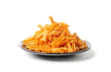 Kızarmış cips çubukları siyah tabakta izole, parmak ketçap aromalı patates cipsi, altın ayakkabı teli kızartması yığını, patates kızartması, kızarmış patates, beyaz arka planda patates kızartması.