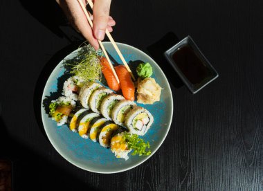 Suşi tabağı yemek, balık köftesi, Japon deniz ürünleri, suşi seti, Asya yemeği, bambu çubuğu geleneği Japon restoranında Nigiri Susi