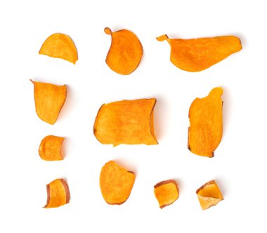 Kuru patates cipsi izole edilmiş, kurutulmuş kırmızı sebze, sağlıklı çıtır çıtır gevrek, portakal rengi Ipomoea batatas kökü kökü, beyaz arka planda kurutulmuş kızarmış tatlı patates.