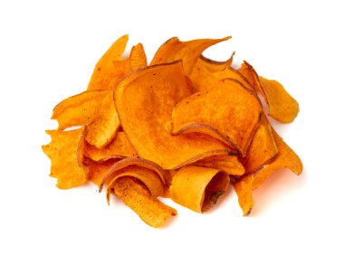 Kuru patates cipsi izole edilmiş, kurutulmuş kırmızı sebze, sağlıklı çıtır çıtır gevrek, portakal rengi Ipomoea batatas kökü kökü, beyaz arka planda kurutulmuş kızarmış tatlı patates.