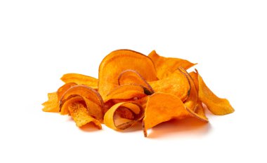 Kuru patates cipsi izole edilmiş, kurutulmuş kırmızı sebze, sağlıklı çıtır çıtır gevrek, portakal rengi Ipomoea batatas kökü kökü, beyaz arka planda kurutulmuş kızarmış tatlı patates.