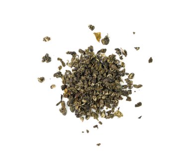 Yunnan Bi Luo Chun yeşil çay yaprağı topları izole, taze bitkisel çay yığını, sağlıklı içecek malzemesi, beyaz arka planda yeşil çay yaprakları