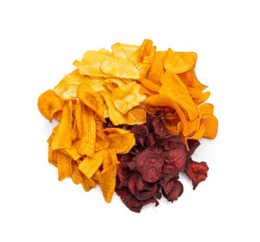 Yaban havucu, tatlı patates, havuç ve pancar cipsi yalıtılmış, kuru sebze kökü karışımı, sağlıklı atıştırmalıklar beyaz arka planda üst tarafta.