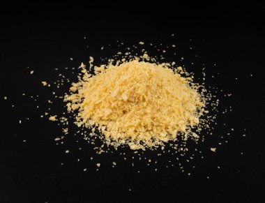 Ekmek kırıntıları, dağınık ekmek kırıntıları, nugget için ezilmiş rusk ekmek kırıntıları, siyah arka planda panko.